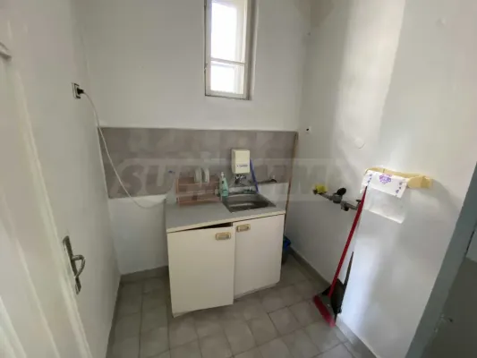 Spacious 4-Bedroom Apartment for Rent on Vidin's Main Street - Image 2