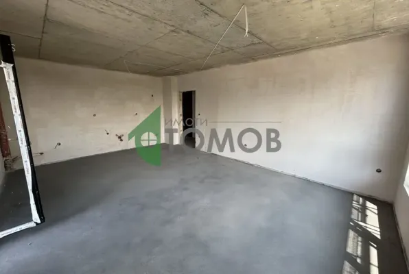 Spacious 4-Bedroom Apartment in Secure Azimov Complex, Stara Zagora - Image 2