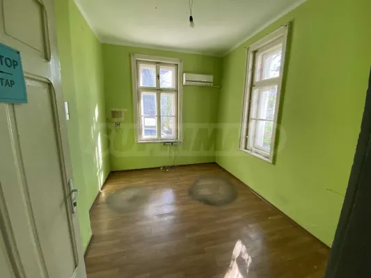 Spacious 4-Bedroom Apartment for Rent on Vidin's Main Street - Image 5