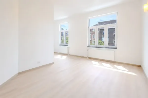 Schaarbeek Triplex Apartment: Fully Renovated, No Charges! - Image 4
