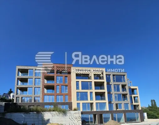 Luxury Apartment with Sea Views and Three Bedrooms in Varna - Image 1