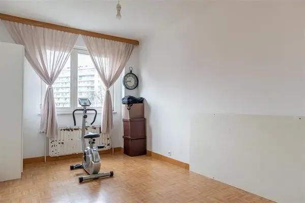 Spacious Anderlecht Apartment with Ponds Views & Garage Box - Image 1