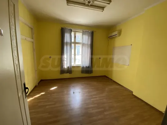 Spacious 120 m² Apartment in Vidin's Central District - Image 4