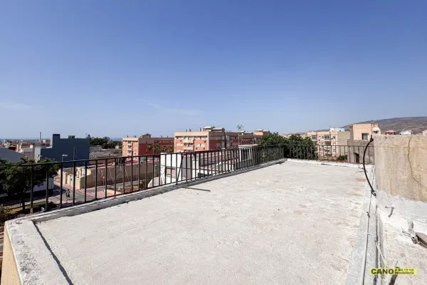 Bright 5BR Apartment in Almería - €179k - Image 3