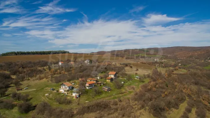 Luxury Lakeside House in Kovachevtsi - 5 Bedrooms, 1500m² Garden - Image 1
