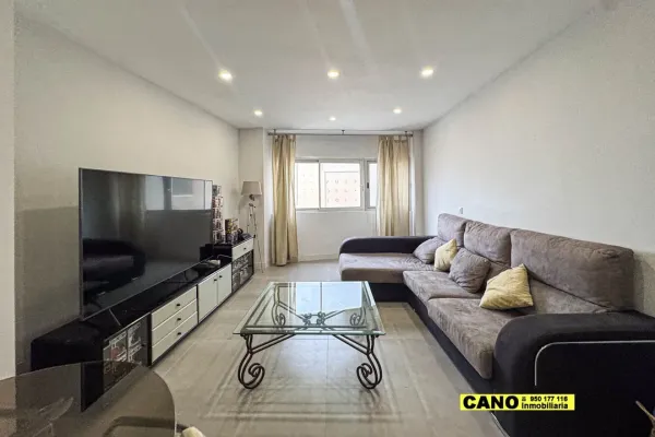 Spacious, Renovated Apartment with Stunning Sea Views in Almería - Image 5