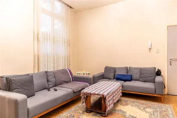 Spacious 2-Bed Apartment in Schaarbeek's Botanique/Sainte-Marie District - Image 5