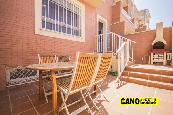 Spacious Triplex in Villablanca, Almería - 5 Bedrooms, 3 Bathrooms - Image 2