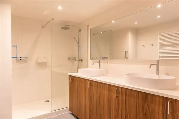 Uccle Apartment: Garden &amp; Modern Living - Image 3