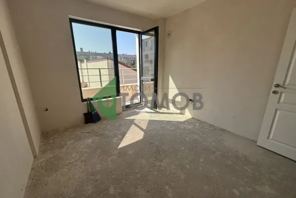Spacious 3-Bedroom Apartment Near Park in Stara Zagora - Image 2