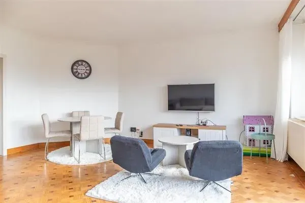 Spacious Anderlecht Apartment with Ponds Views & Garage Box - Image 2