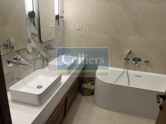 Spacious 4-Bedroom Apartment with Garage in Belgrade's Prime Location - Image 3