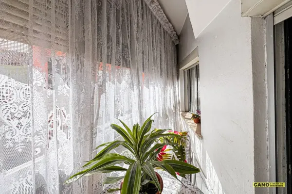Spacious 3-Bedroom Apartment in Prime Almería Location. - Image 2