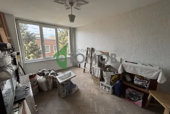 Spacious 3-Bedroom Apartment with Box in Stara Zagora - Image 2