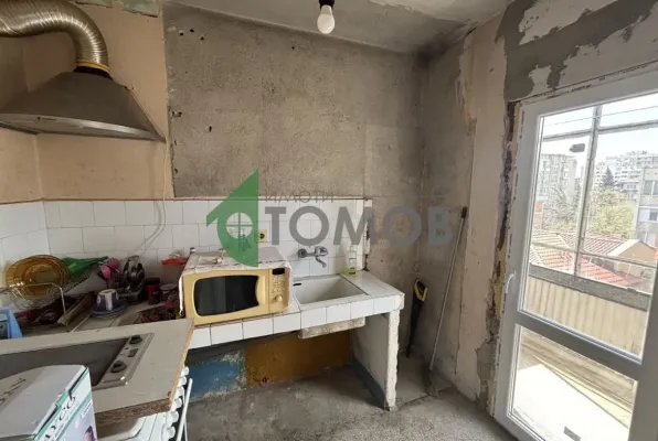 Spacious 3-Bedroom Apartment with Box in Stara Zagora - Image 1