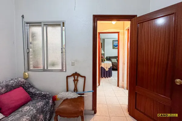 Spacious 3-Bedroom Apartment in Prime Almería Location. - Image 1