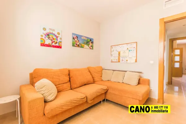 Spacious Triplex in Villablanca, Almería - 5 Bedrooms, 3 Bathrooms - Image 4