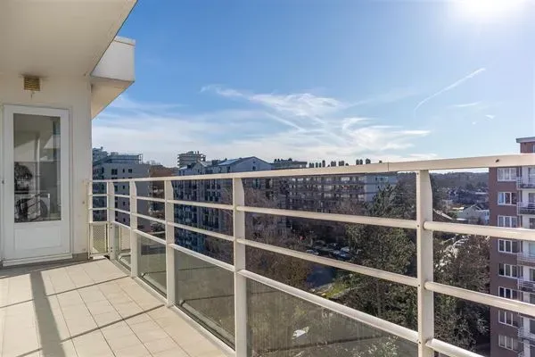 Bright 3-Bedroom Penthouse with Terraces & Parking in Ukkel - Image 1