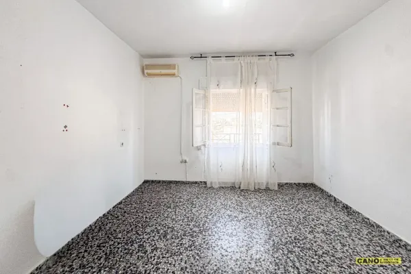 Bright 5BR Apartment in Almería - €179k - Image 4