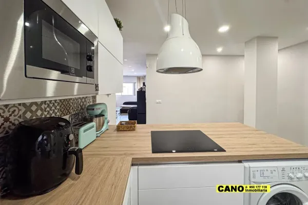 Spacious, Renovated Apartment with Stunning Sea Views in Almería - Image 2