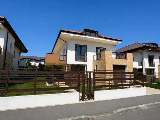 House for sale in Crevedia - Image 1