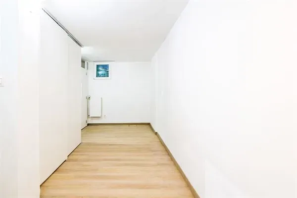 Schaarbeek Triplex Apartment: Fully Renovated, No Charges! - Image 5