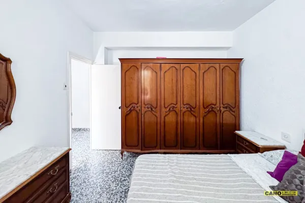 Bright 5BR Apartment in Almería - €179k - Image 2