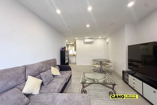 Spacious, Renovated Apartment with Stunning Sea Views in Almería - Image 4