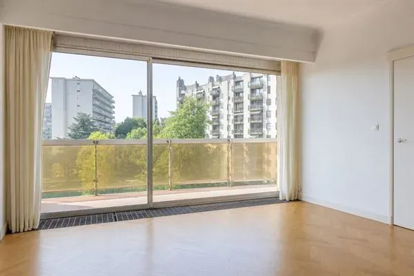 Parc Brugmann: Renovated Apartment With Stunning Terraces. - Image 4