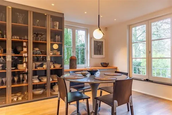 Spacious Villa in Ukkel: South-Facing Garden, 5 Bedrooms, 5 Bathrooms - Image 2