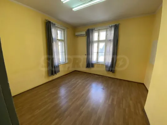 Spacious 120 m² Apartment in Vidin's Central District - Image 1