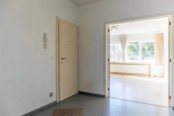 Spacious Apartment with Garage, Quiet Location Near Uccle Amenities - Image 2