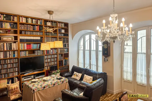 Historic Apartment in Almería - 3 Bedrooms, 2 Bathrooms, Elevator - Image 1