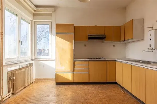 Spacious Royal Uccle Home: Renovation Opportunity with High Potential - Image 4