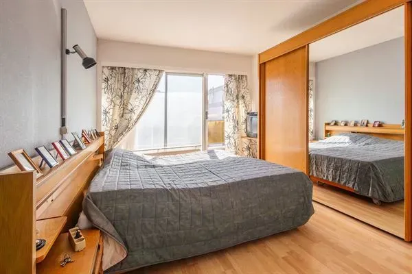 Spacious Brussels Apartment with Terraces & Panoramic City Views - Image 1
