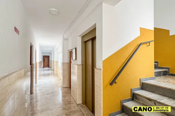 Bright 3-Bedroom Apartment with Terrace in Almería, Spain - Image 1