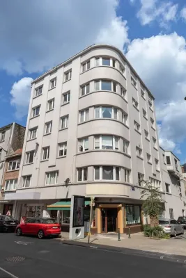 Corner Apartment: Tranquil Living Near Bois de la Cambre - Image 2