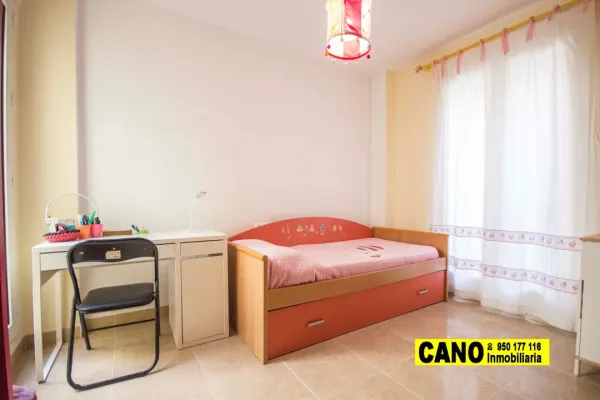 Spacious Triplex in Villablanca, Almería - 5 Bedrooms, 3 Bathrooms - Image 3