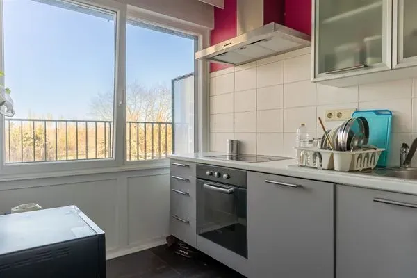 Charming Apartment with Double Terrace in Evere - Perfect for Living - Image 2