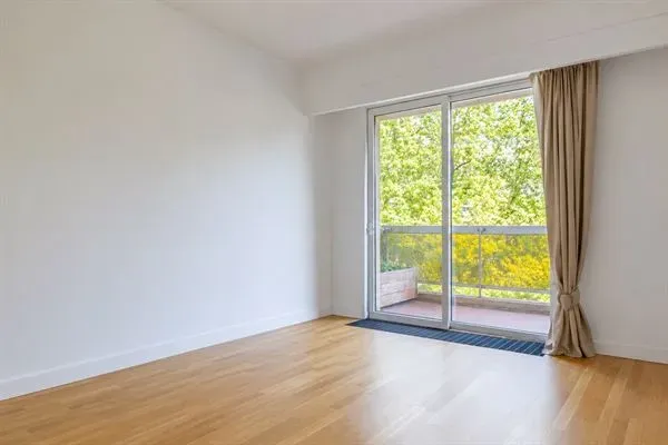 Parc Brugmann: Renovated Apartment With Stunning Terraces. - Image 3