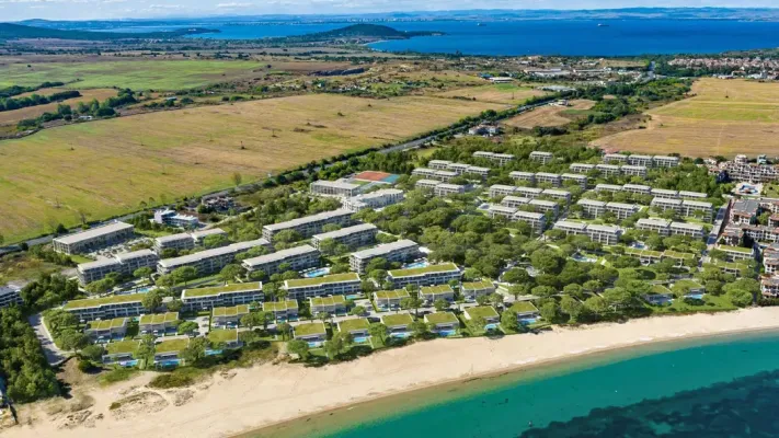 Seafront Apartment: Luxury Coastal Living - Image 5