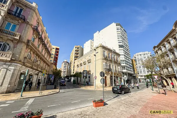 Historic Apartment in Almería - 3 Bedrooms, 2 Bathrooms, Elevator - Image 4