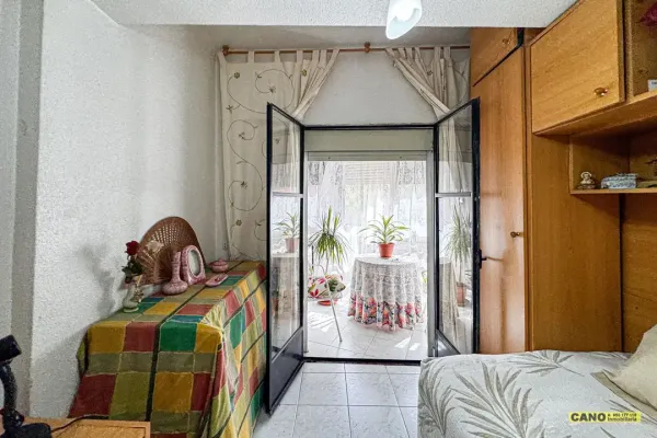 Spacious 3-Bedroom Apartment in Prime Almería Location. - Image 4