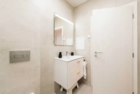 Lake Varna Panorama Apartment: Luxury Living - Image 2