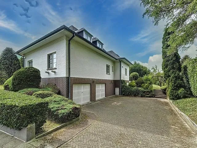 Elegant Villa in Laeken: 5 Bedrooms, 225m², Exceptional Opportunity - Image 1