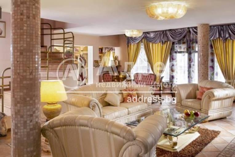 Spacious Fully Furnished Apartment with Park Views in Sofia - Image 1