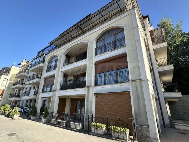 Spacious 3-Bedroom Apartment with Mountain & City Views - Image 1