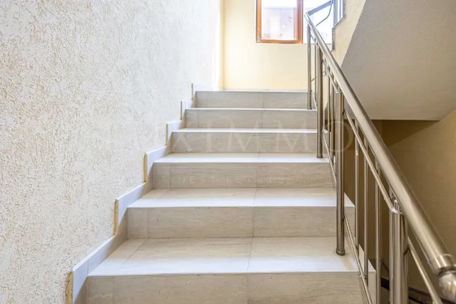 Spacious Apartment with Mountain Views & Garden Terrace - Image 3