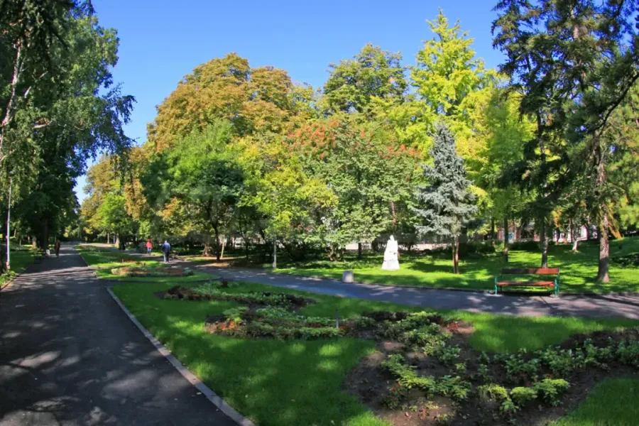 Spacious 3 Bed Apartment - Garden View, Plovdiv - Image 4