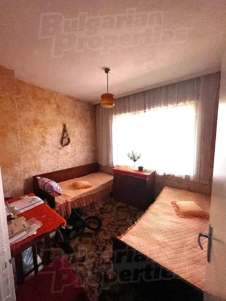 Spacious 3-Bedroom Apartment in Stara Zagora Center - For Sale - Image 4